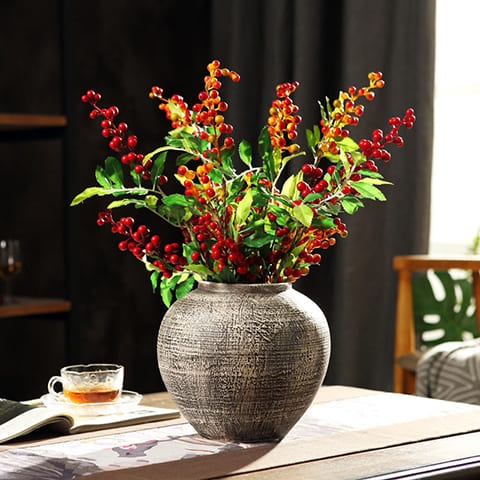 Vase Ancien Effet Pierre en céramique, présentation du Taille S avec une plante fleurie sur une table en bois.