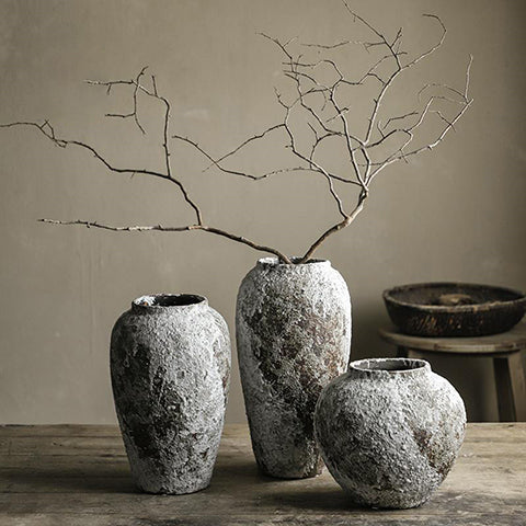 Vase ancien en grès artisanal présentation de tous les modèles sur une table en bois, modèle grand orné de branches séchées.