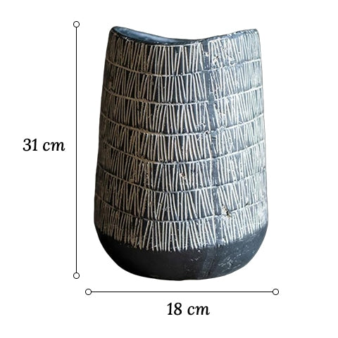 vase d'antan gris foncé strié blanc en céramique dimensions du modèle C sur fond blanc.