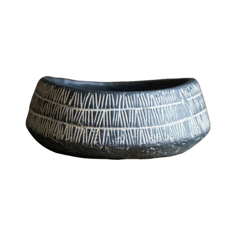 vase d'antan gris foncé strié blanc en céramique modèle A.