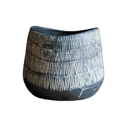 vase d'antan gris foncé strié blanc en céramique modèle B.
