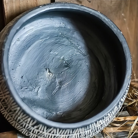 Vase d'antan gris foncé strié blanc en céramique, présentation des détails artisanaux de l'intérieur du vase.