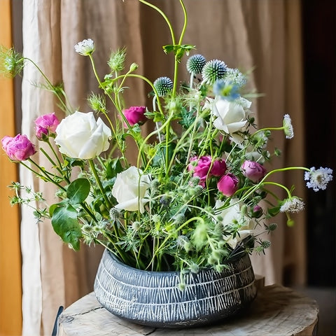 vase d'antan gris foncé strié blanc en céramique, présentation du modèle A avec fleurs de saisons.
