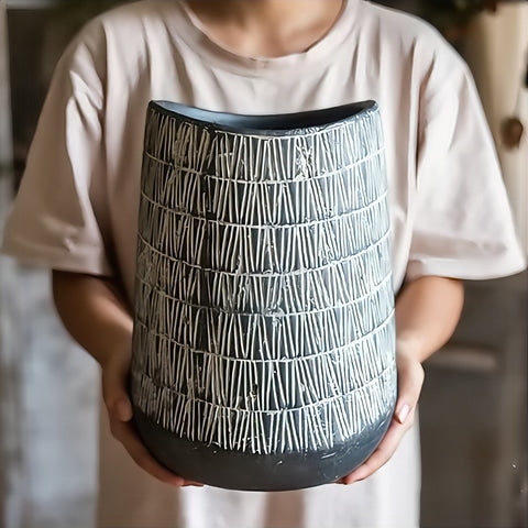 vase d'antan gris foncé strié blanc en céramique présentation du modèle C tenu en main.