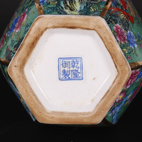 Vase Antique Hexagonal Chinois en porcelaine, détails du dessous avec signature chinoise.