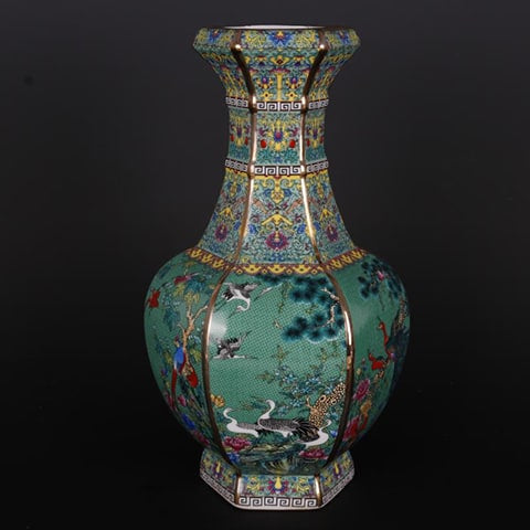 vase antique hexagonal chinois en porcelaine, présentation sur fond sombre.