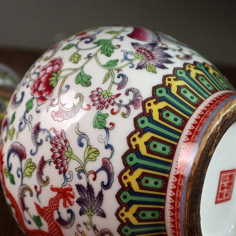 Vase Artisanal Dragon Rouge en porcelaine couché, détails des motifs et de la finition brillante.