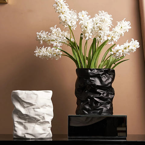 Vase artisanal froissé couleur white et black avec fleurs présentation.