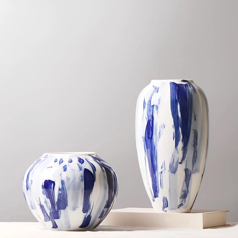 Vase Artistique Blanc aux Motifs Bleus Peint à la Main présentation des modèles B et D sans fleurs sur une table.