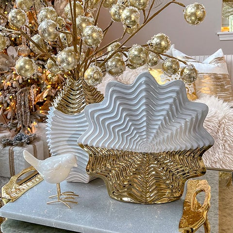 Vase artistique doré et blanc en céramique, présentation modèles A et B avec décorations.
