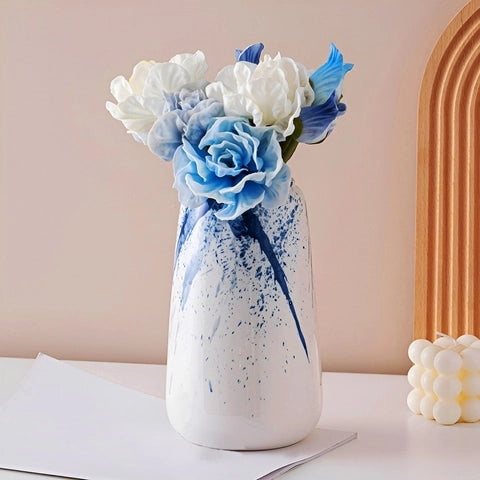 Vase Artistique Blanc et Encre Bleue en Céramique présentation du modèle M avec fleurs.