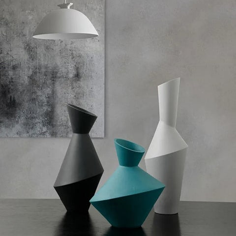 Vase Asymétrique Nordique en céramique présentation de tous les modèles sans fleurs sur une table noire.