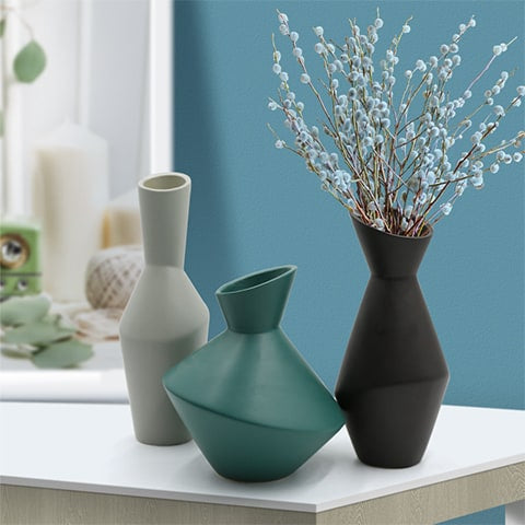 Vase asymétrique en céramique modèles Gris et Vert sans fleurs, modèle Noir avec fleurs présentation.