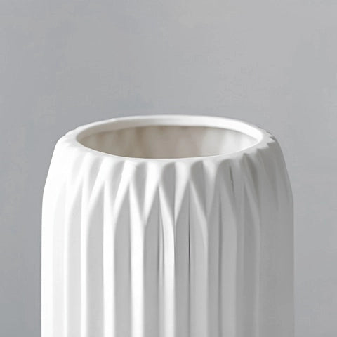 Vase Blanc Décoratif Style Origami en Céramique détails du col.