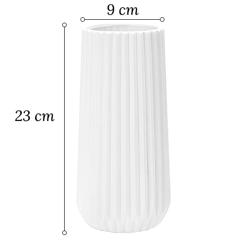 Vase Blanc Décoratif Style Origami en Céramique dimensions du modèle A sur fond blanc.