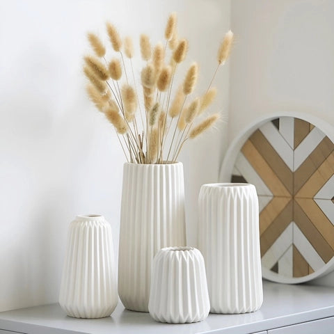 Vase Blanc Décoratif Style Origami en Céramique, présentation de tous les modèles avec un bouquet de lagurus.