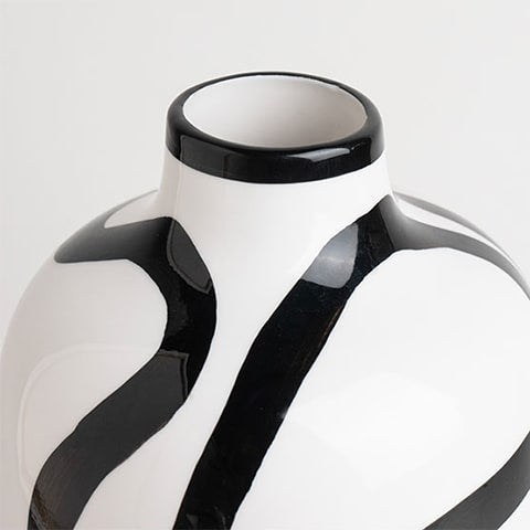 Vase blanc lignes abstraites noires design détails du col.