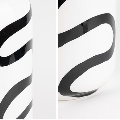 Vase blanc lignes abstraites noires design détails des lignes.
