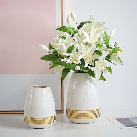 Vase blanc marbré cercles d'or présentation modèles petit vide et grand avec bouquet de Lys blancs.