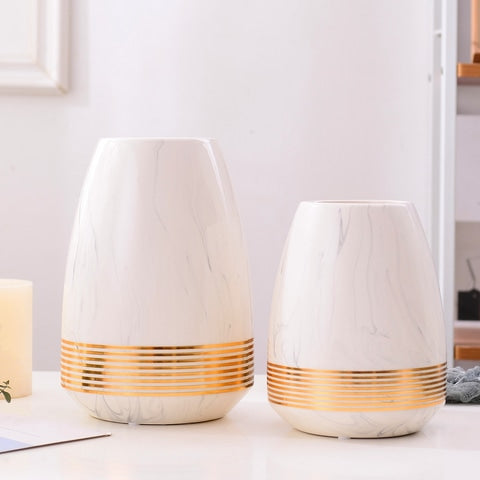 Vase blanc marbré cercles d'or présentation des modèles grand et petit sans fleurs.