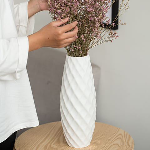 Vase Blanc Minimaliste Trois Motifs en céramique présentation du modèle B avec bouquet de fleurs sur une table en bois.