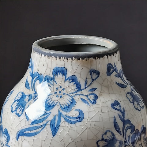 Vase bleu et blanc ancien motif fleurs en porcelaine détails du col.