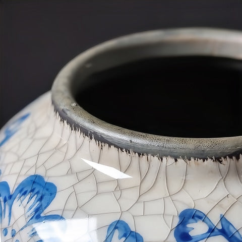 Vase bleu et blanc ancien motif fleurs en porcelaine détails des motifs, du craquelé de la céramique et du col.