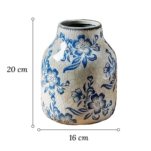 Vase bleu et blanc ancien motif fleurs en porcelaine dimensions du modèle A sur fond blanc.