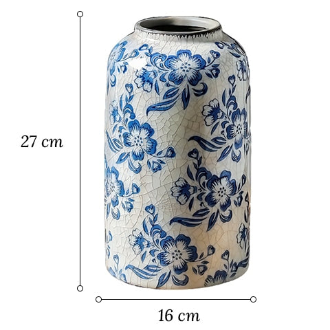 Vase bleu et blanc ancien motif fleurs en porcelaine dimensions du modèle C sur fond blanc.