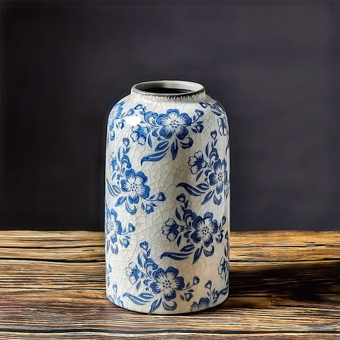 Vase Bleu et Blanc Ancien Motif Fleurs en porcelaine, présentation du modèle C sans fleurs sur une table en bois.
