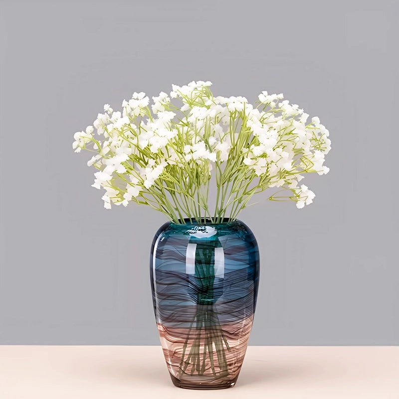 Vase Bleu Nuancé Élégant en verre, présentation du modèle A avec bouquet de fleurs blanches sur une table.