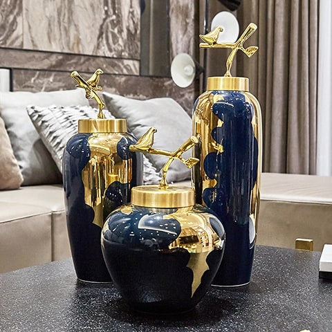 Vase Bleu et Or Moderne Luxueux en céramique présentation de tous les modèles sans fleurs sur une table.