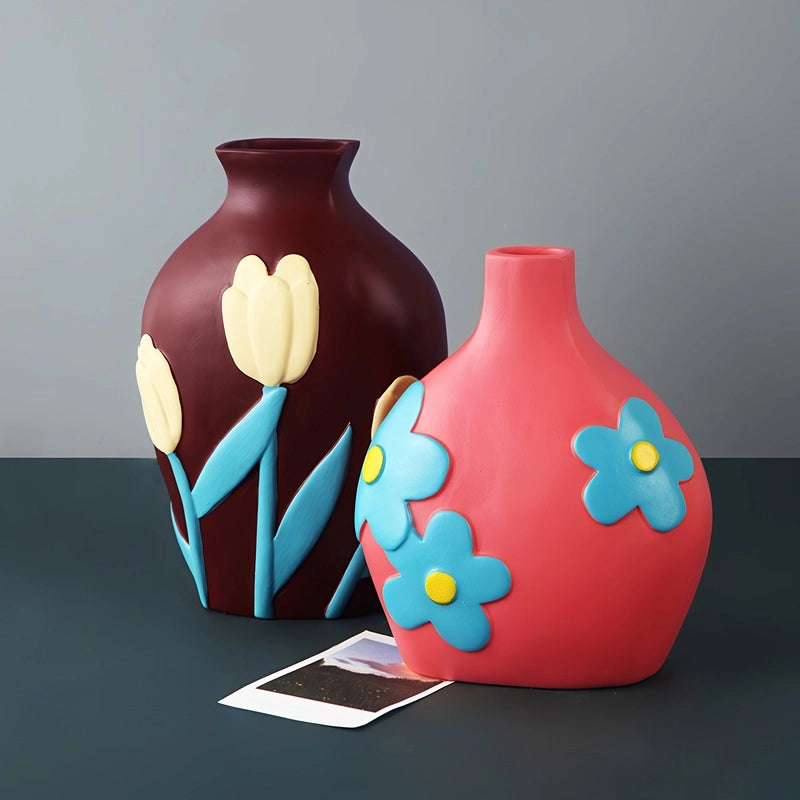 Vase Bohème Peint Motif Fleurs en céramique, présentation des modèles marron et rose sans fleurs sur une table.