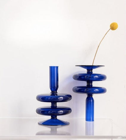 Vase Chandelier Bleu Nuit ou Orange en verre présentation d'un modèle bleu sans fleurs et d'un modèle bleu avec une fleur.