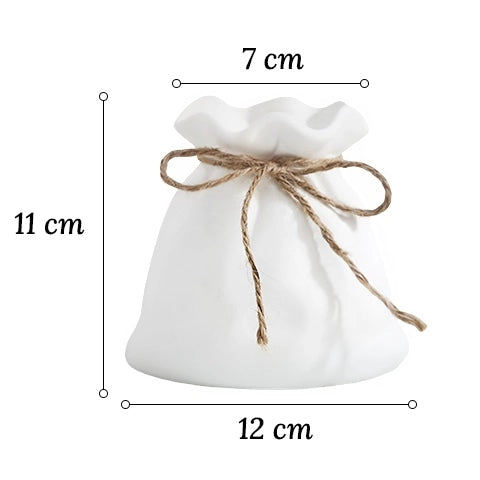 Vase Bourse Blanc avec Cordon en Céramique dimensions du  modèle B sur fond blanc.