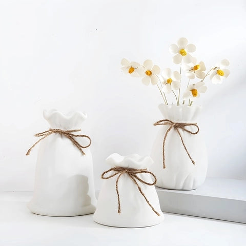Vase Bourse Blanc avec Cordon en Céramique présentation des modèles A sans fleurs et B avec fleurs sur une table blanche.
