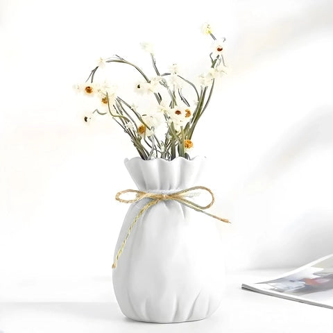 Vase Bourse Blanc avec Cordon en Céramique présentation du modèle A avec fleurs sur une table blanche.