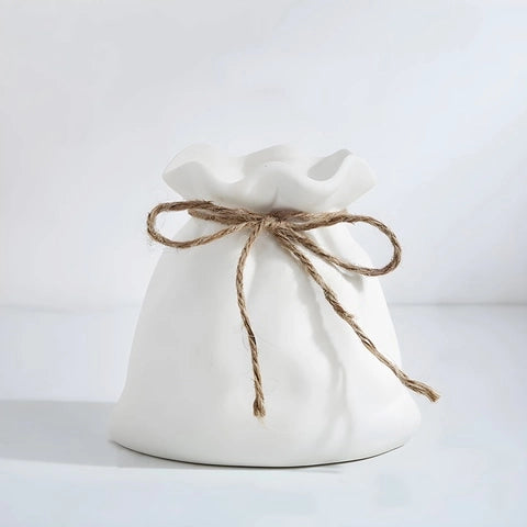 Vase Bourse Blanc avec Cordon en Céramique présentation du modèle B sans fleurs.