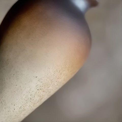 Vase bouteille en grès émaillé bicolore en céramique, présentation des détails de la nuance de couleur de la céramique.