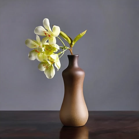 Vase bouteille en grès émaillé bicolore en céramique présentation modèle A avec fleurs.