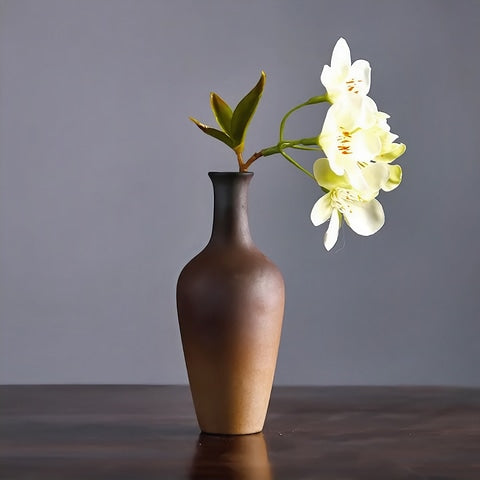 Vase bouteille en grès émaillé bicolore en céramique présentation modèle B avec fleurs.