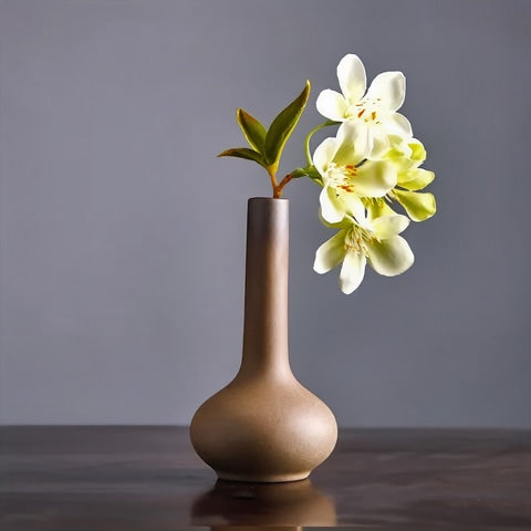 Vase bouteille en grès émaillé bicolore en céramique présentation modèle D avec fleurs.