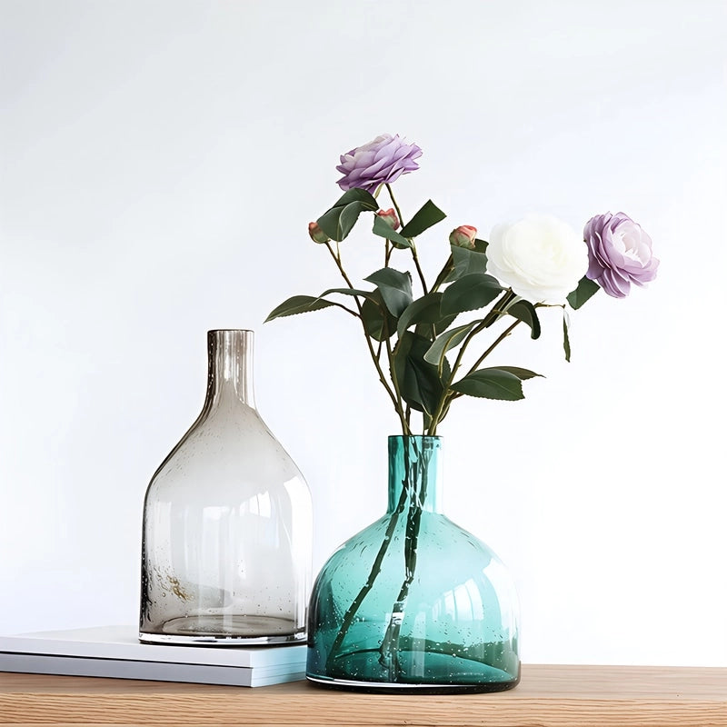 Vase Bouteille Verre Bullé Coloré en verre, présentation des modèles A marron et B vert sur une table avec fleurs.