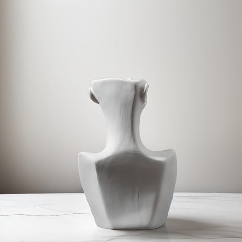 Vase buste blanc design féminin céramique, présentation vu de dos sans fleurs sur une table blanche.