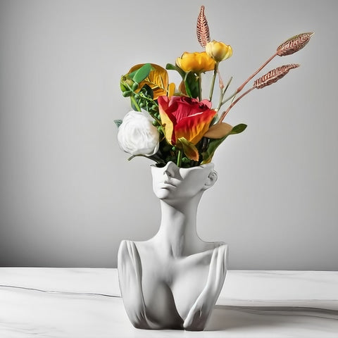 Vase buste blanc design féminin céramique, présentation avec bouquets de fleurs artificielles.