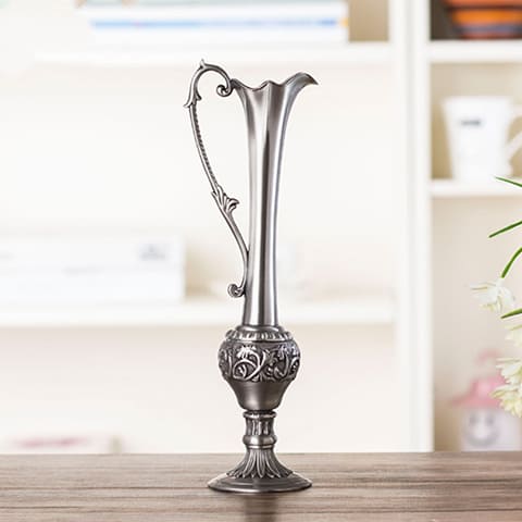 Vase Carafe Design Rétro Artisanal en métal, présentation du modèle A sans fleurs sur une table en bois.