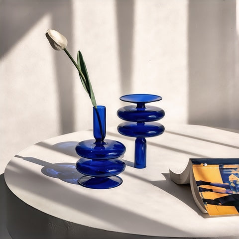 Vase chandelier bleu nuit ou orange en verre, présentation sur table des modèles Grands bleu nuit, un orné d'une tulipe et l'autre à l'envers vide.