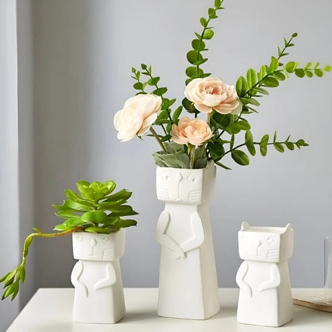 Vase Chat Blanc Design Créatif en Céramique présentation des modèles M et S sur une table avec fleurs.