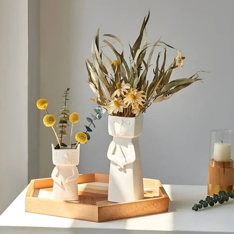 Vase Chat Blanc Design Créatif en Céramique présentation mise en scène des modèles M et S sur une table avec fleurs séchées.