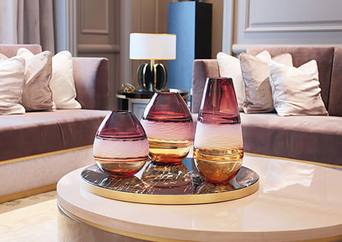 Vase Chic Style Nordique Moderne Tricolore en verre présentation des modèles S, M et L sans fleurs sur une table basse blanche.